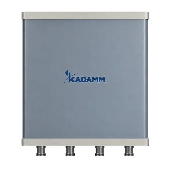 KADAMM K8811136F31 — секторная антенна 1710–3800 МГц, 3 системы излучателей, 13 дБи, 4 порта, наклон 3°